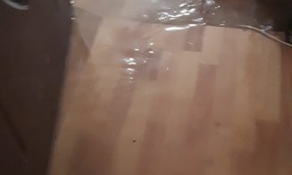 Apartamente INUNDATE în subsolul unui bloc din Jucu. Oamenii scot apa cu găleata din casă