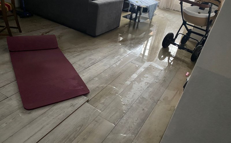 Cluj: Apartamente INUNDATE în subsolul unui bloc. Oamenii scot apa cu găleata din casă/ Iluminatoarele, transformate în mini-piscine