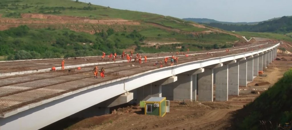 Mobilizare pe A3 lângă Cluj: Furnicar de constructori pe viaductul ridicat de UMB la Nădășelu. Nu mai este mult până la asfalt