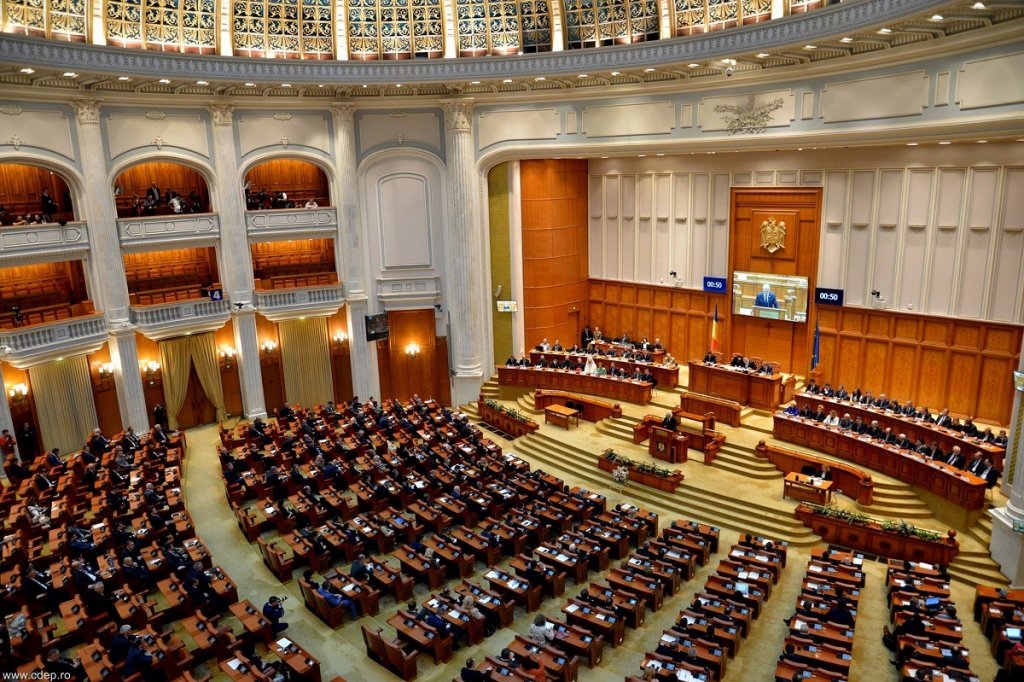 Deputaţii şi senatorii votează azi dacă își elimină PENSIILE SPECIALE... sau nu