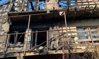 Incendiu în Cluj! Acoperișul unei case a luat foc / Două autospeciale și o ambulanță SMURD intervin