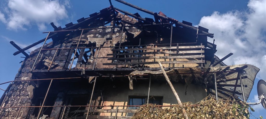 Incendiu în Cluj! Casă făcută SCRUM / Două autospeciale și o ambulanță SMURD au intervenit