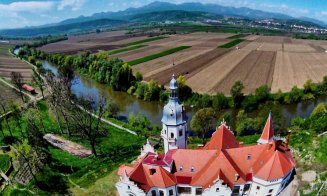 Castelul superb de la poalele Apusenilor, cu peste 200 de ani vechime. Se află la o oră distanță de Cluj-Napoca