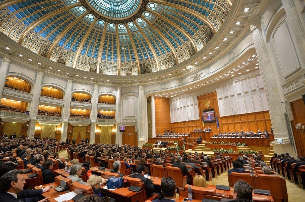 Camera Deputaţilor a votat legea interzicerii cumulului pensiei cu salariul / Sunt exceptaţi aleşii, profesorii, medicii, asistenţii maternali