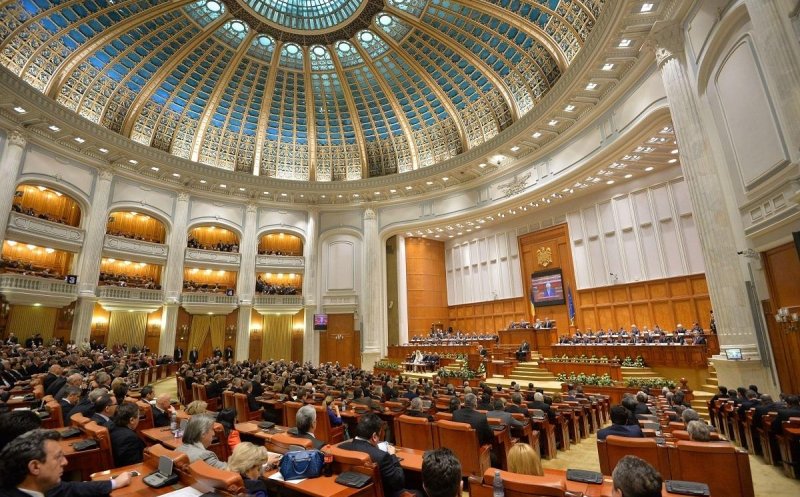 Camera Deputaţilor a votat legea interzicerii cumulului pensiei cu salariul / Sunt exceptaţi aleşii, profesorii, medicii, asistenţii maternali