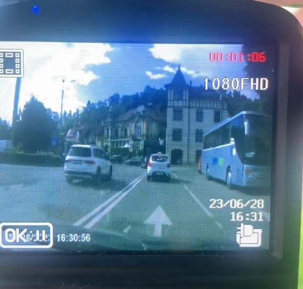 "Bizon" în trafic, în centrul Clujului! N-a avut chef să stea în coloană, așa că a tăiat-o rapid pe contrasens