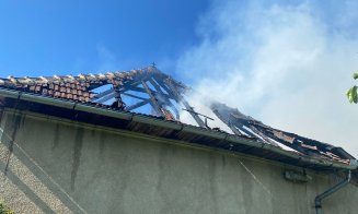 INCENDIU la o casă din judeţul Cluj: Un octagenar cu arsuri la nivelul feţei refuză transportul la spital / A explodat şi o butelie de gaz