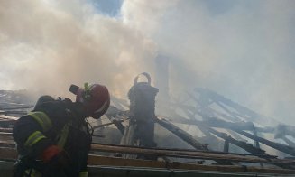 INCENDIU la o casă din judeţul Cluj: Un octagenar cu arsuri la nivelul feţei refuză transportul la spital / A explodat şi o butelie de gaz