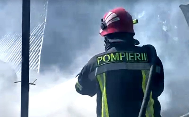 INCENDIU la o casă din Cluj: Un octagenar cu arsuri la nivelul feţei refuză transportul la spital / A explodat şi o butelie de gaz