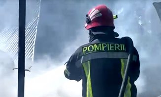 INCENDIU la o casă din Cluj: Un octagenar cu arsuri la nivelul feţei refuză transportul la spital / A explodat şi o butelie de gaz