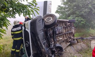 ACCIDENT în Cluj cu microbuz răsturnat. Un minor și alte 3 victime, transportate la spital / IPJ: Şoferul ar fi adormit la volan