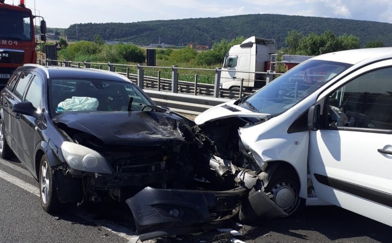 ACCIDENT în Cluj pe A3 între o autoutilitară și un autoturism. Cinci persoane, consultate de medici
