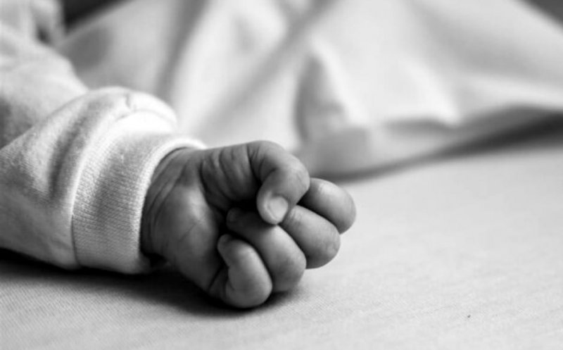 Şi-a lăsat bebeluşul pe mâna concubinului alcoolic care l-a înfometat şi l-a omorât în bătaie