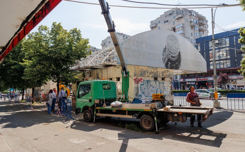 A început demolarea construcției din stația de autobuz din Piața Mărăști. În loc va fi amenajată o stație de transport public la standarde moderne