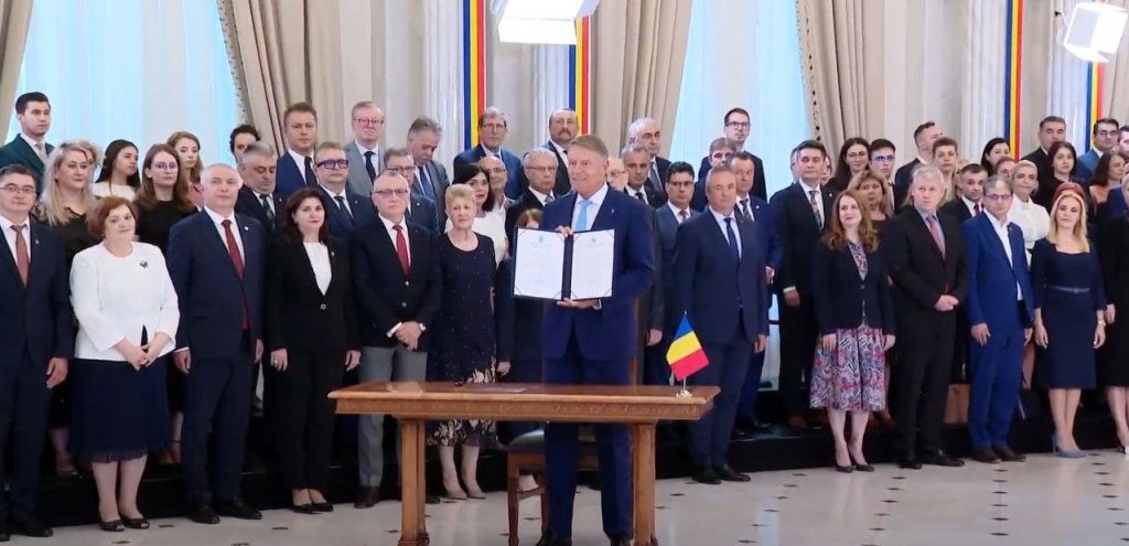 Ceremonie la Palatul Cotroceni. Președintele Klaus Iohannis promulgă Legile Educației