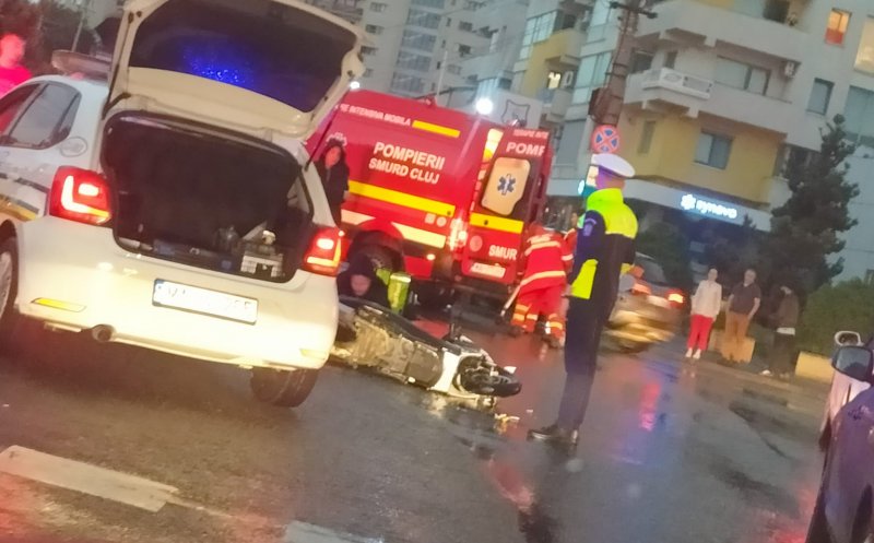 ACCIDENT în Cluj-Napoca: Scuterist pus la pământ de o şoferiţă care nu i-a acordat prioritate