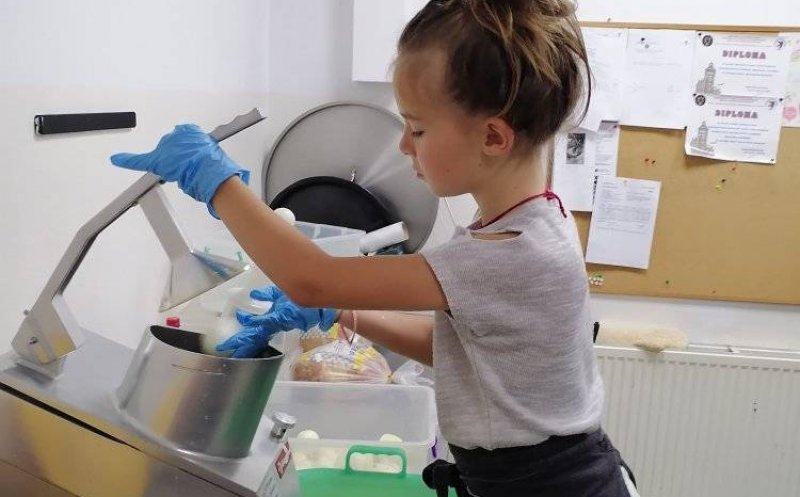Echipă de juniori la "O masă caldă": Jos pălăria! Şi celor mici le pasă