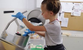 Echipă de juniori la "O masă caldă": Jos pălăria! Şi celor mici le pasă