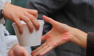 Echipă de juniori la "O masă caldă": Jos pălăria! Şi celor mici le pasă
