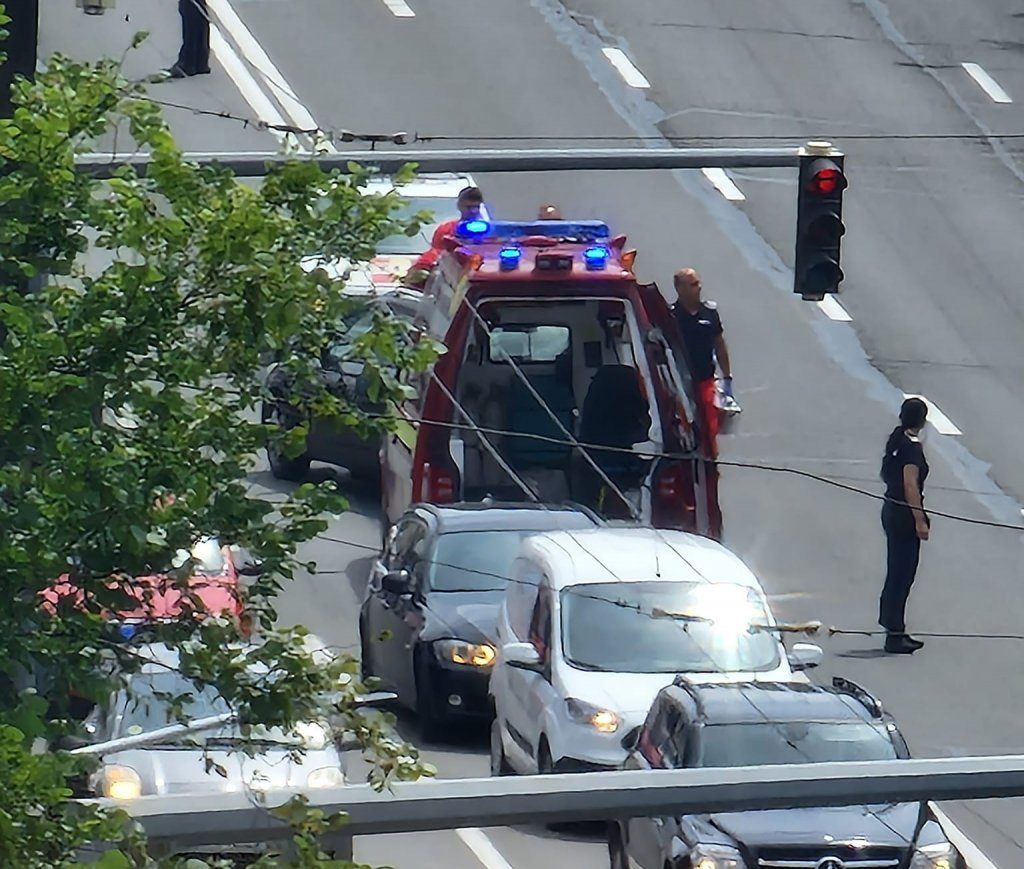 ACCIDENT în zona Iulius Mall Cluj. Minor lovit de o mașină, transportat la spital