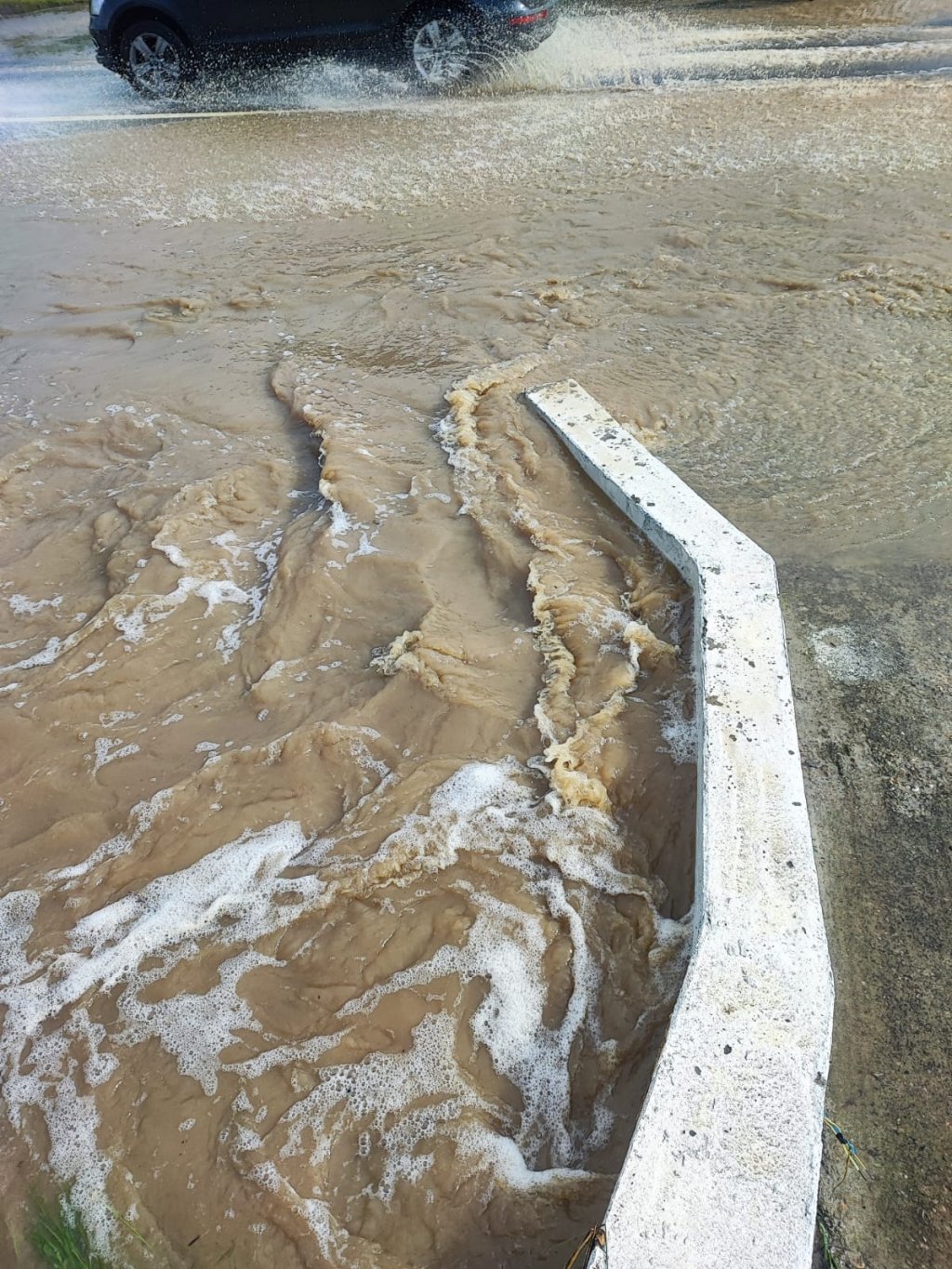 Ploile fac ravagii pe șosele! DN1 Cluj-Oradea, blocat de aluviuni în zona localității Morlaca