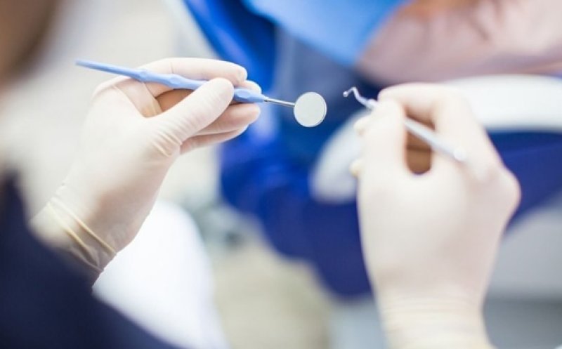 Medicii stomatologi, protest față de cei care îi reprezintă, după ce li s-a restrâns dreptul de liberă practică/ Reacția Ministerului Sănătății