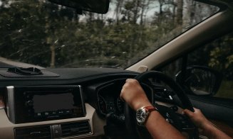 Pericol public! O șoferiță ruptă de beată, ce conducea haotic într-o parcare din Cluj-Napoca, oprită de polițiști