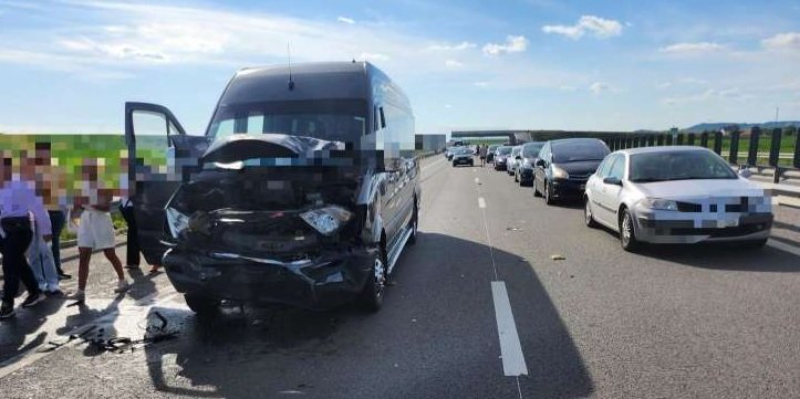 Microbuz cu 16 pasageri, implicat într-un accident pe Autostrada Transilvania. Trei persoane au fost transportate la spital