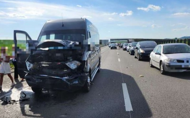 Microbuz cu 16 pasageri, implicat într-un accident pe Autostrada Transilvania. Trei persoane au fost transportate la spital