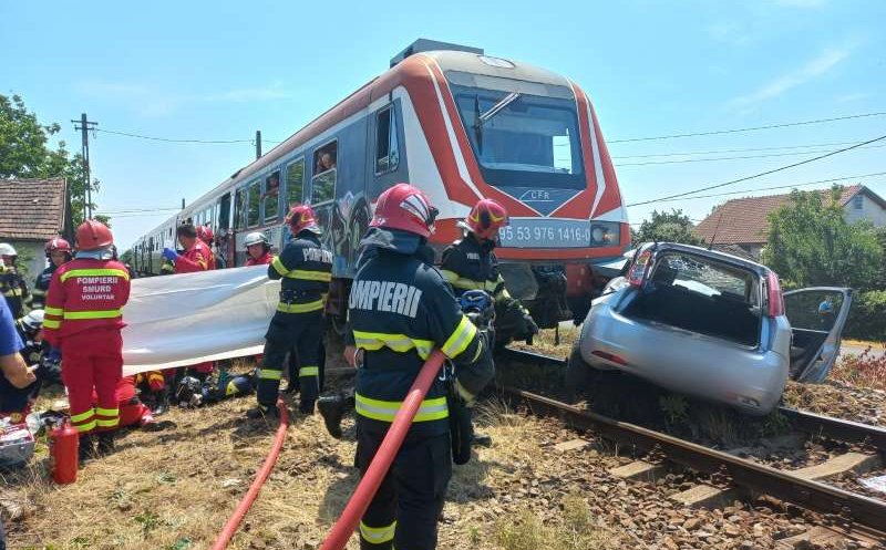 Accident cu o mașină lovită de tren într-un județ vecin. O femeie a fost dusă la spital