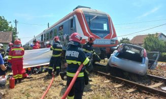 Accident cu o mașină lovită de tren într-un județ vecin. O femeie a fost dusă la spital