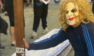 Protest macabru al fanilor Stelei împotriva FCSB-ului. Au pus crucea pe un sicriu / Becali va face plângeri penale: ”E amenințare cu moartea”