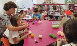 Te plictisești acasă în vacanţă? Activităţi pentru copii la biblioteca din Mănăştur