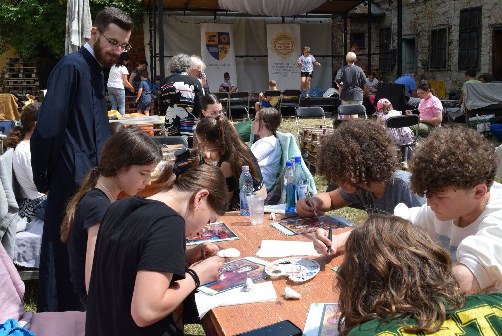 „Micii Meșteri Mari” ai Clujului! Au pictat icoane pe sticlă, au modelat în lut și au învățat legende din Transilvania