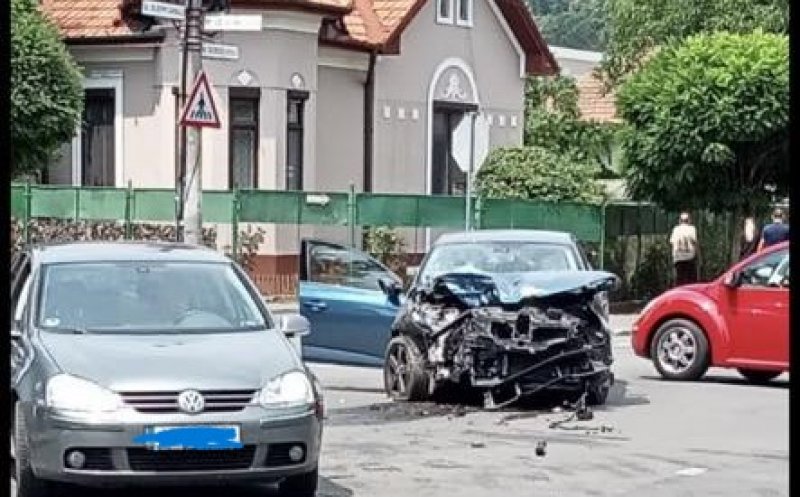 ACCIDENT în Grigorescu cu trei mașini! Trei persoane, evaluate de medici