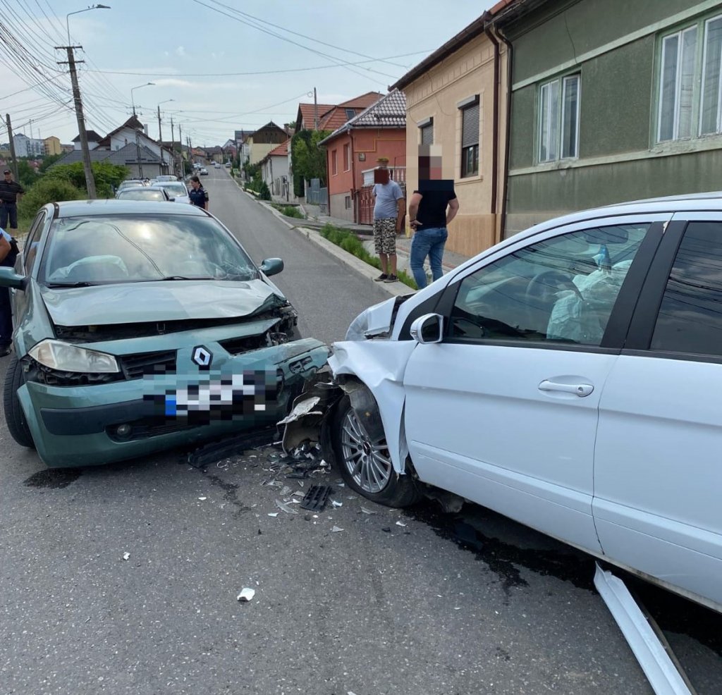 Accident în Cluj cu două mașini. Tânără, transportată la spital