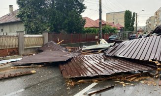 Vremea rea a făcut ravagii în Cluj! Acoperișul unui bloc din Gherla a căzut peste patru mașini parcate