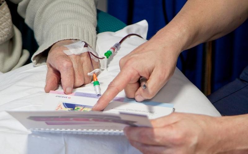 Bolnavii de cancer au ieșit în stradă pentru planul de cancer amânat de Rafila: „Ne-am săturat să murim cu zile”