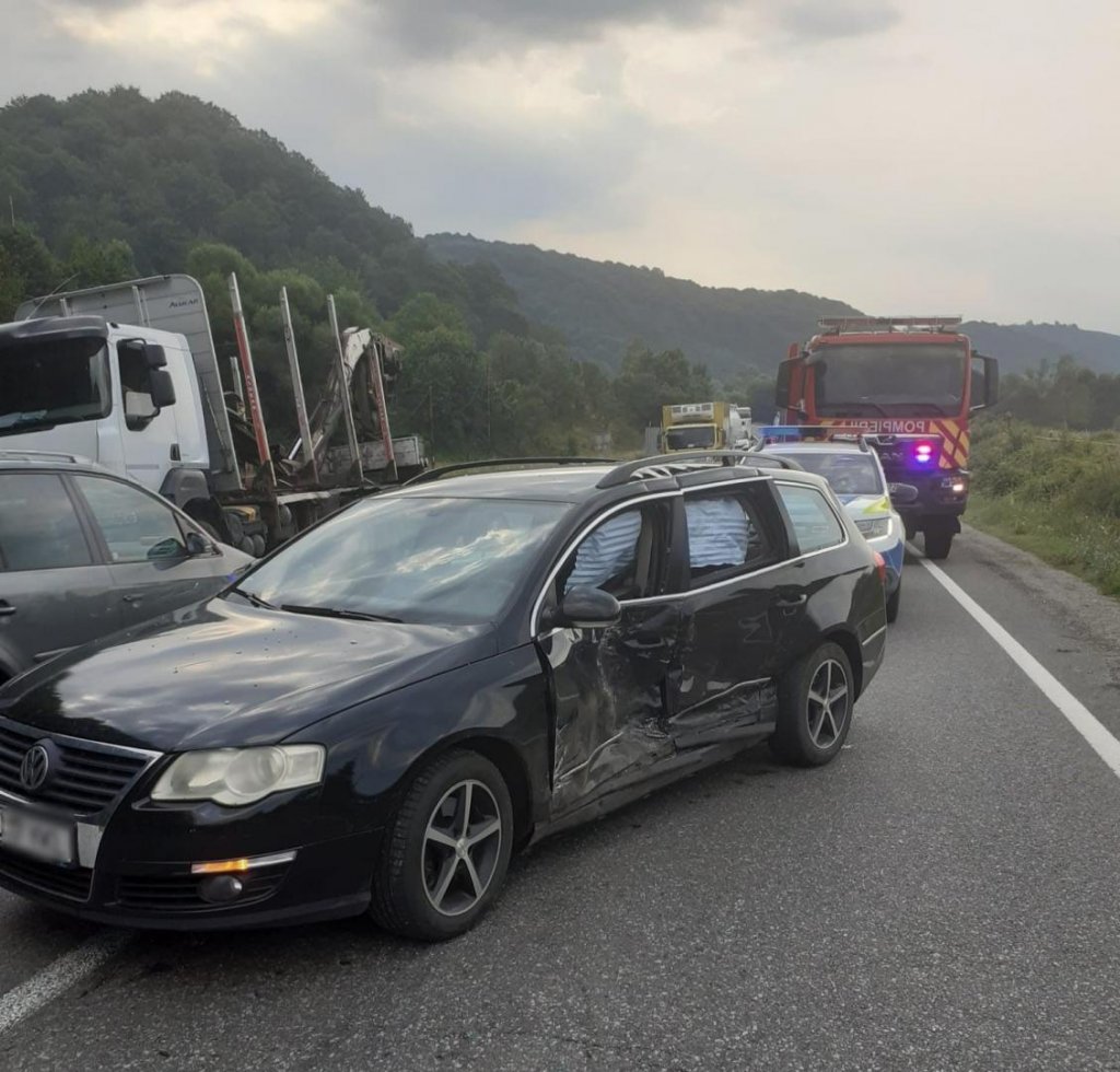 ACCIDENT cu două mașini în Cluj. Șase persoane, transportate la spital