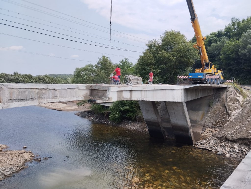 A început demolarea vechiului pod din Someșul Rece! Pe unde se va circula până când va fi gata cel nou