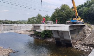 A început demolarea vechiului pod din Someșul Rece! Pe unde se va circula până când va fi gata cel nou