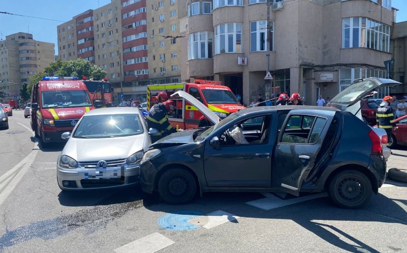 ACCIDENT cu trei mașini în Cluj-Napoca. Tânăr de 20 de ani, transportat la spital