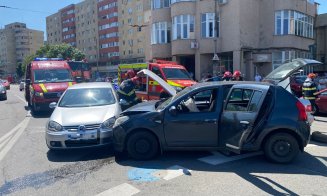 ACCIDENT cu trei mașini în Cluj-Napoca. Tânăr de 20 de ani, transportat la spital