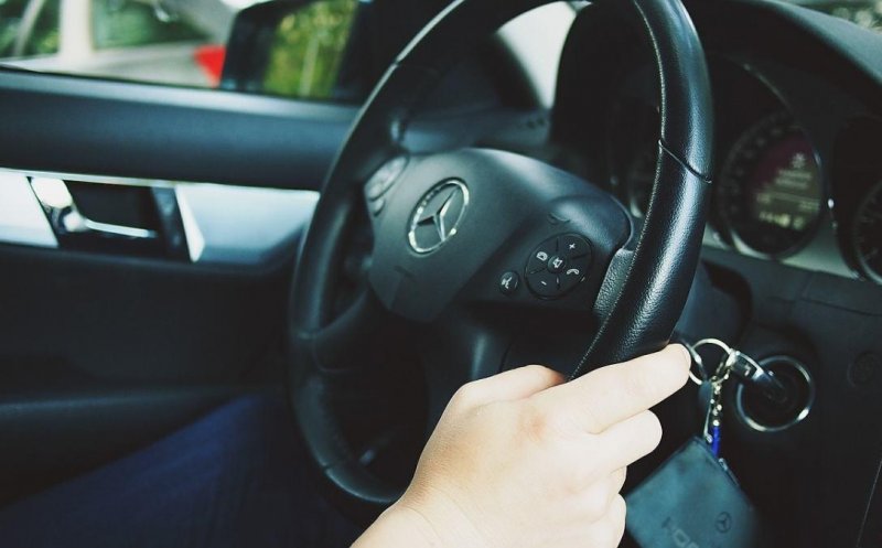 Clujean reținut după ce ar fi lovit cu mașina un polițist. Bărbatul nu avea permis de conducere