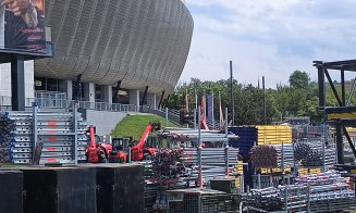Au venit băieții cu mușchi de la UNTOLD! Forfotă cu logistica festivalului la stadionul Cluj Arena