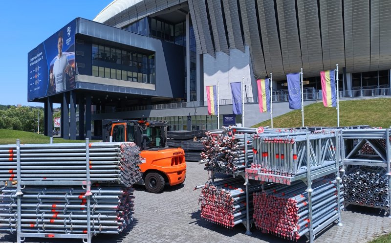 Au venit băieții cu mușchi de la UNTOLD! Forfotă cu logistica festivalului la stadionul Cluj Arena