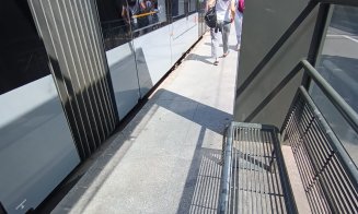 Staţiile CTP, zero umbră sau protecţie pe caniculă: "Dacă aştepţi tramvaliul, în 10 minute te prăjeşti"