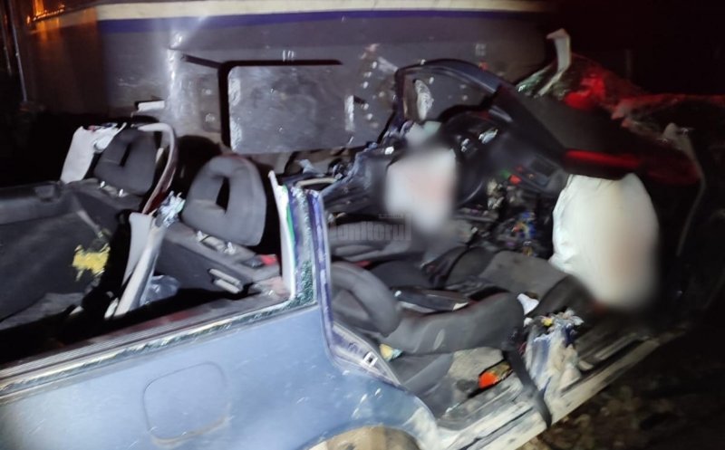 Mașină lovită de un tren care circula pe ruta Iași - Cluj-Napoca. Doi bărbați sunt în stare gravă la spital