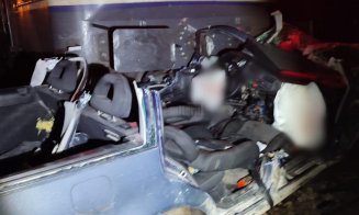 Mașină lovită de un tren care circula pe ruta Iași - Cluj-Napoca. Doi bărbați sunt în stare gravă la spital