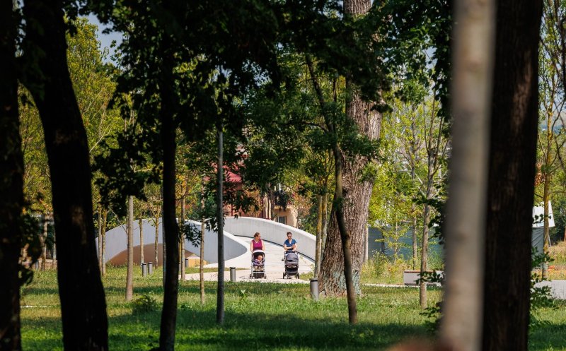 Mai multe bănci și un loc de joacă pentru copii mici, în Parcul Armătura, la cerința clujenilor